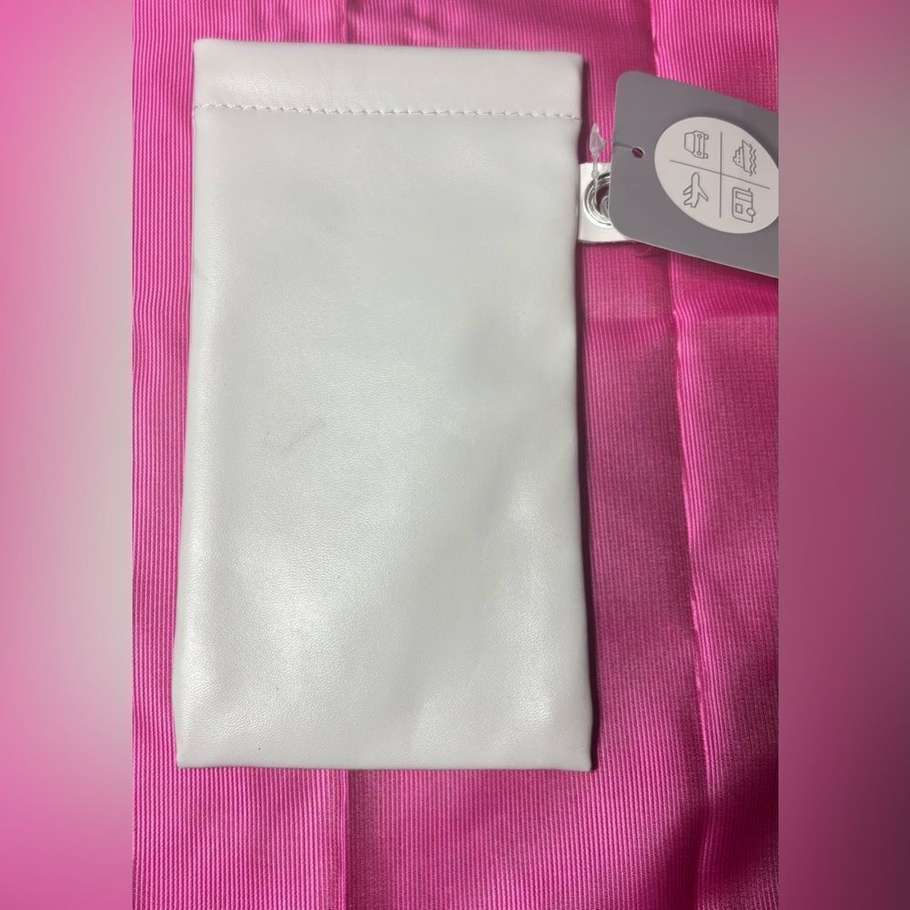 New Sunglasses Protective Case Travel Accessory
NWT Approximately 4” x 7” - Picture 2 of 2